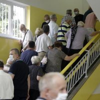 Gužva na otvorenju birališta u Mostaru za Parlamentarne izbore u Republici Hrvatskoj