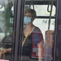 Putnici nose maske u javnom prijevozu u Zagrebu