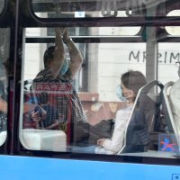 Putnici nose maske u javnom prijevozu u Zagrebu