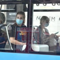 Putnici nose maske u javnom prijevozu u Zagrebu