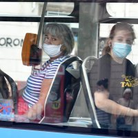 Putnici nose maske u javnom prijevozu u Zagrebu