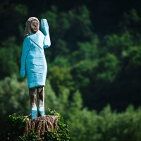 Zapaljen kip Melanije Trump