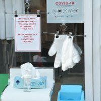 Zaštitna sredstva protiv širenja virusa ispred trgovina u Sisku