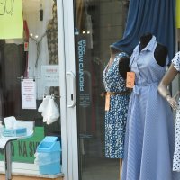 Zaštitna sredstva protiv širenja virusa ispred trgovina u Sisku