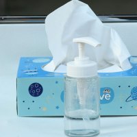 Zaštitna sredstva protiv širenja virusa ispred trgovina u Sisku