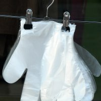 Zaštitna sredstva protiv širenja virusa ispred trgovina u Sisku