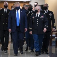 Trump prvi put u javnosti s maskom