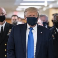 Trump prvi put u javnosti s maskom