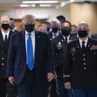 Trump prvi put u javnosti s maskom