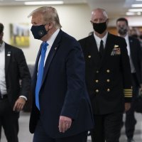 Trump prvi put u javnosti s maskom