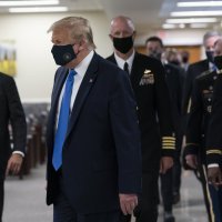 Trump prvi put u javnosti s maskom