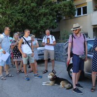 Poljaci čekaju u redu ispred konzulata u Splitu