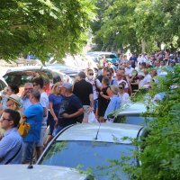 Poljaci čekaju u redu ispred konzulata u Splitu