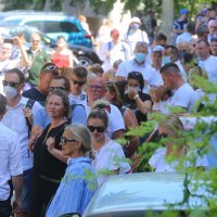 Poljaci čekaju u redu ispred konzulata u Splitu