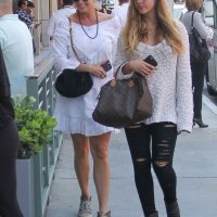 Rachel Hunter, Nicole Artukovich