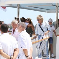 Rod Stewart na odlasku s broda poljubio ruke ženskoj posadi