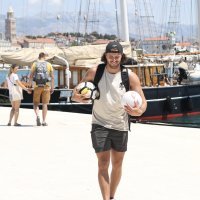 Rod Stewart na odlasku s broda poljubio ruke ženskoj posadi