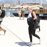 Rod Stewart na odlasku s broda poljubio ruke ženskoj posadi