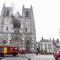 Požar u katedrali u Nantesu