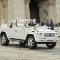 2007. papa Benedikt XVI se vozio u 'mistično bijelom' modelu G 500 (serija 463) s otvorenom karoserijom i sklopivim vjetrobranskim staklom