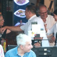 Nasmijani Vili Beorš u društvu supruge prošetao centrom grada