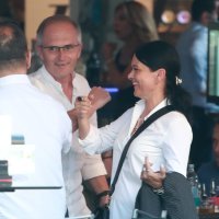 Nasmijani Vili Beorš u društvu supruge prošetao centrom grada