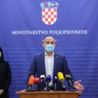 Marija Vučković i Ivan Anušić s predstavnicama mljekarske industrije