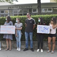 Mirni protest studenata Pravnog fakulteta u Splitu zbog ukidanja jednog ispitnog