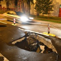 Velika rupa otvorila se na kolniku ceste na Ravnicama
