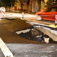 Velika rupa otvorila se na kolniku ceste na Ravnicama