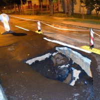 Velika rupa otvorila se na kolniku ceste na Ravnicama