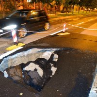 Velika rupa otvorila se na kolniku ceste na Ravnicama