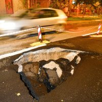 Velika rupa otvorila se na kolniku ceste na Ravnicama