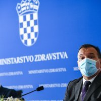 Ministar Vili Beroš i predsjednik Uprave APIS-a Saša Bilić predstavili mobilnu aplikaciju "Stop COVID-19"