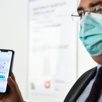 Ministar Vili Beroš i predsjednik Uprave APIS-a Saša Bilić predstavili mobilnu aplikaciju "Stop COVID-19"