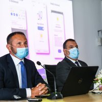 Ministar Vili Beroš i predsjednik Uprave APIS-a Saša Bilić predstavili mobilnu aplikaciju "Stop COVID-19"