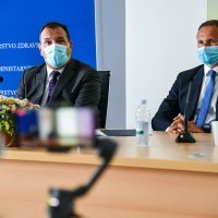 Ministar Vili Beroš i predsjednik Uprave APIS-a Saša Bilić predstavili mobilnu aplikaciju "Stop COVID-19"