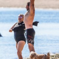Hugh Jackman na plaži