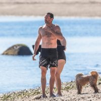 Hugh Jackman na plaži