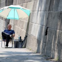 Renato Petek performansom pozdravio zastupnike koji odlaze na godišnje odmore