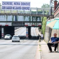 Renato Petek performansom pozdravio zastupnike koji odlaze na godišnje odmore