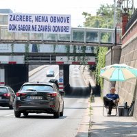 Renato Petek performansom pozdravio zastupnike koji odlaze na godišnje odmore