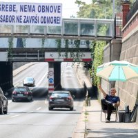 Renato Petek performansom pozdravio zastupnike koji odlaze na godišnje odmore