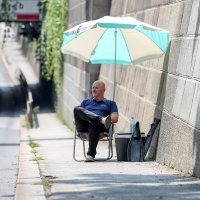 Renato Petek performansom pozdravio zastupnike koji odlaze na godišnje odmore