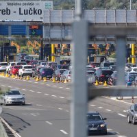 Zagreb: Kod naplatne postaje Lučko kolona vozila je dugačka oko 4 kilometra
