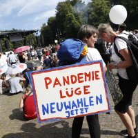 Prosvjedi za i protiv mjera suzbijanja koronavirusa u Berlinu
