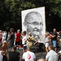 Prosvjedi za i protiv mjera suzbijanja koronavirusa u Berlinu