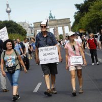 Prosvjedi za i protiv mjera suzbijanja koronavirusa u Berlinu