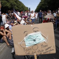 Prosvjedi za i protiv mjera suzbijanja koronavirusa u Berlinu
