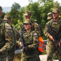 Prolazak pripadnika HV-a kroz Gračac na dvodnevnoj hodnji od Udbine do Knina